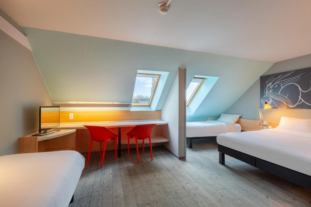 Room, Quadruple