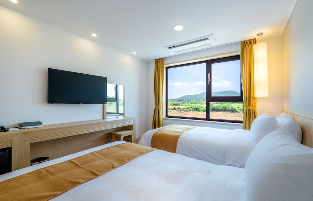 Thira Hotel 14/35
