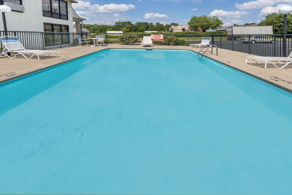 Days Inn by Wyndham Sanford 16/25