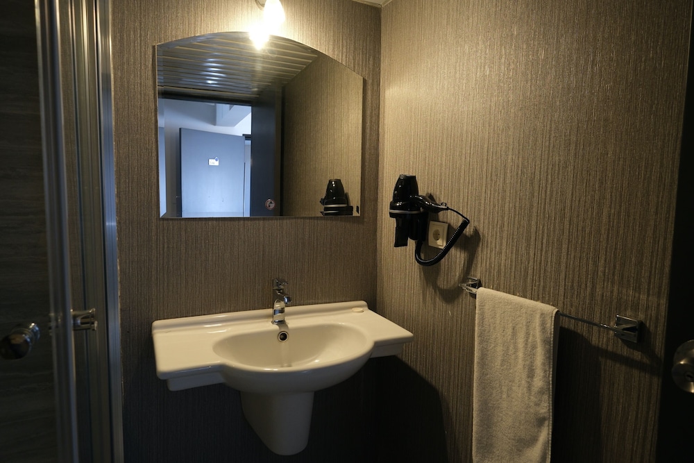 Üstün Otel Alsancak 47/48