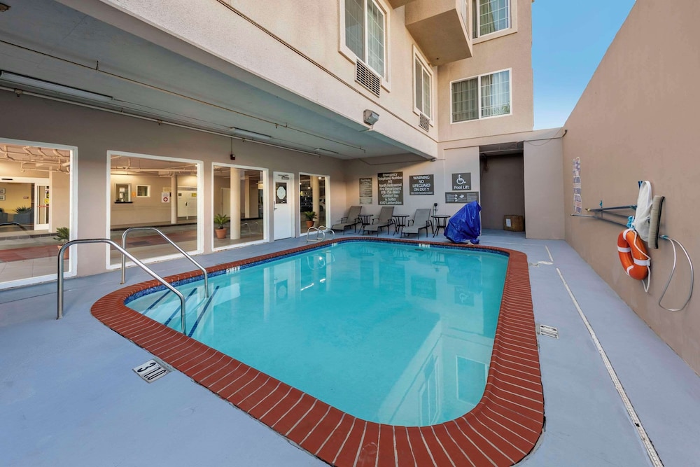 Comfort Inn & Suites Near Universal - N. Hollywood - Burbank 49/68