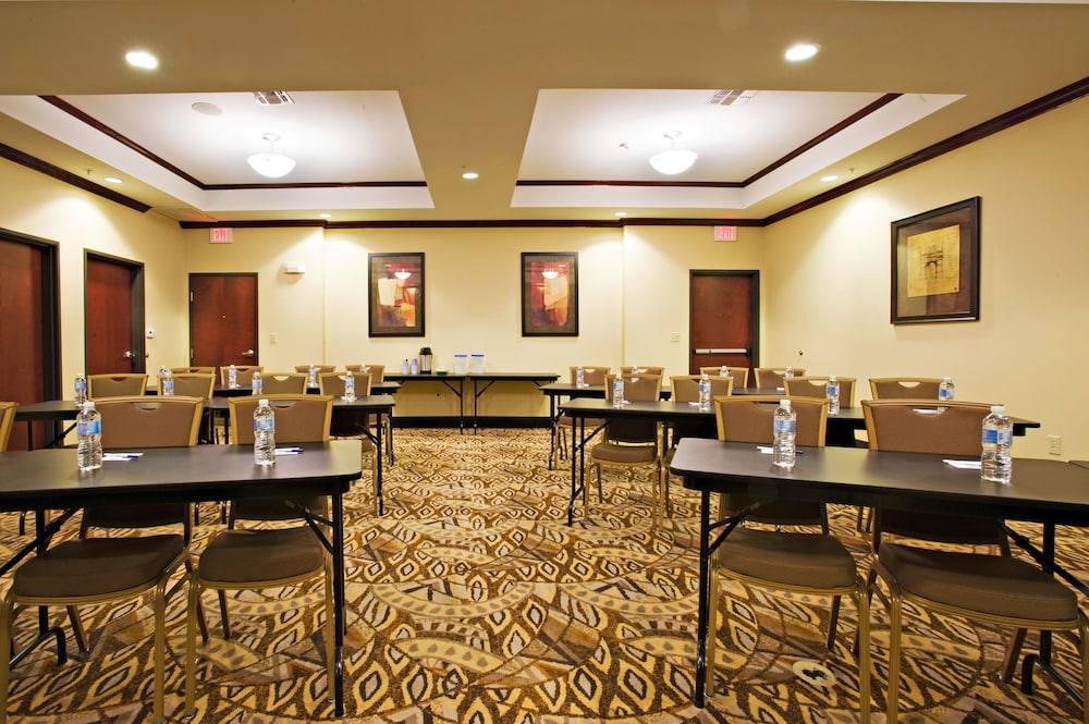 Holiday Inn Express Hotel Suites Snyder 43/54