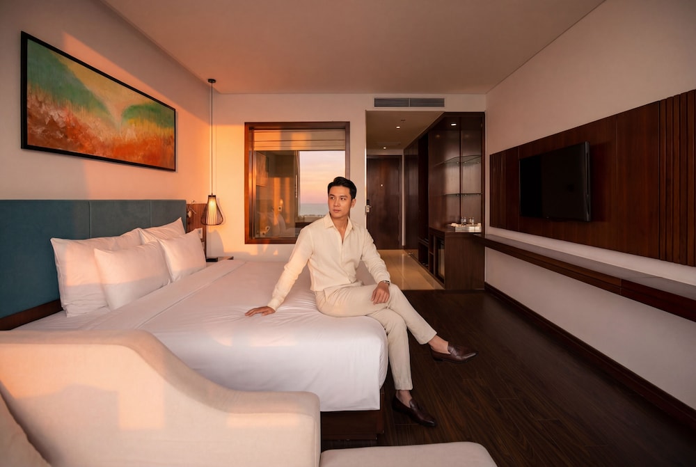 Maximilan Danang Beach Hotel 8/48
