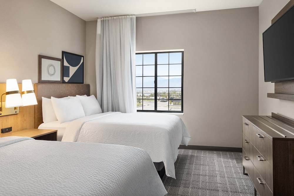 2 Bedrooms, Suite, 1 King and 2 Queen Beds, Mountain View, Sofa, Kitchen
