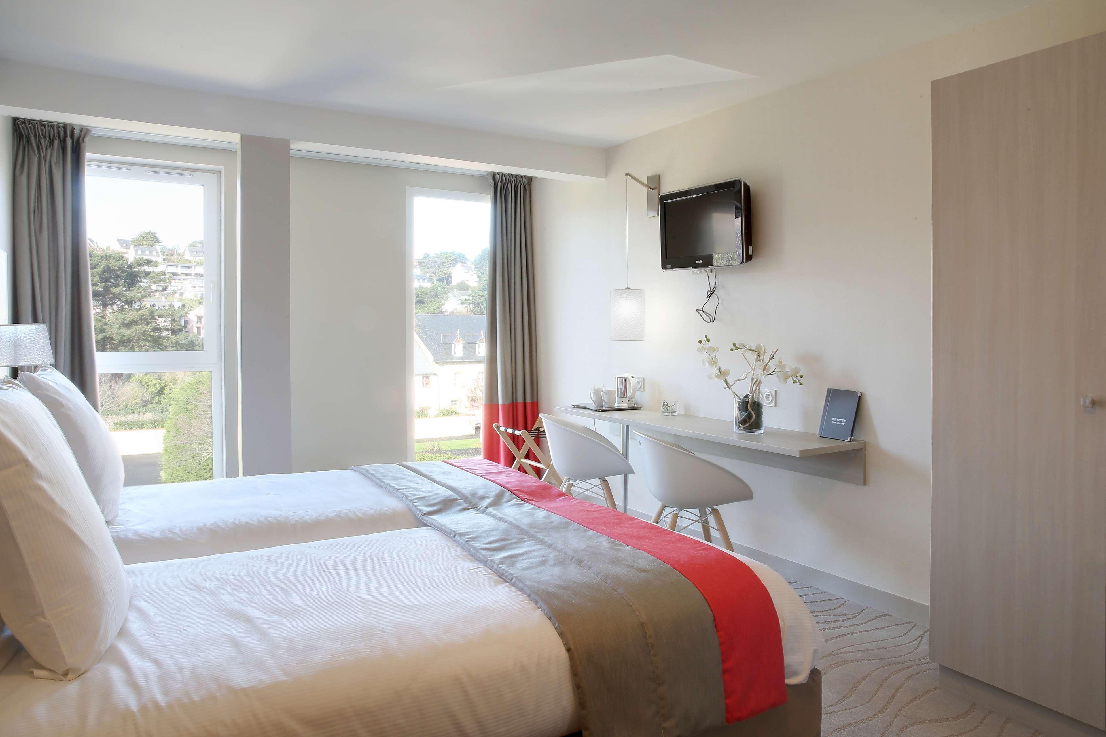 Comfort, Queen Bed, Bathtub