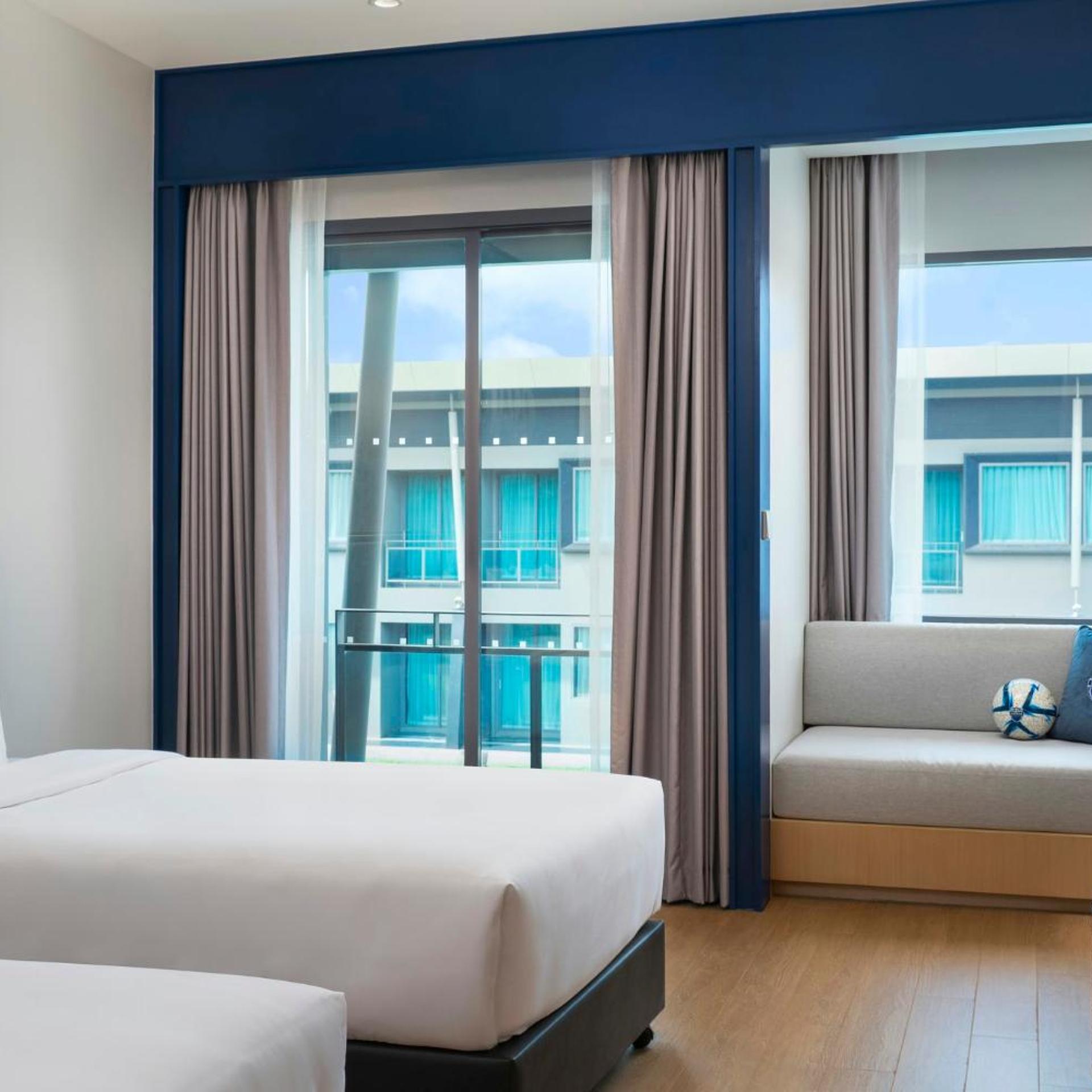 Deluxe, Twin Beds, Pool View, High Floor