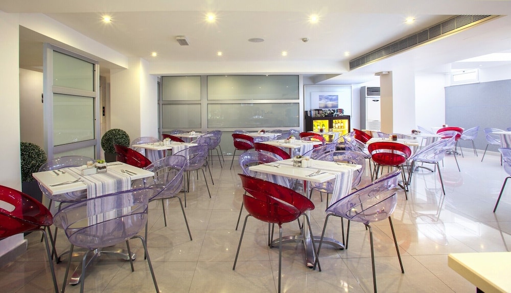 ibis Styles Larnaca Finikoudes Beach 27/32