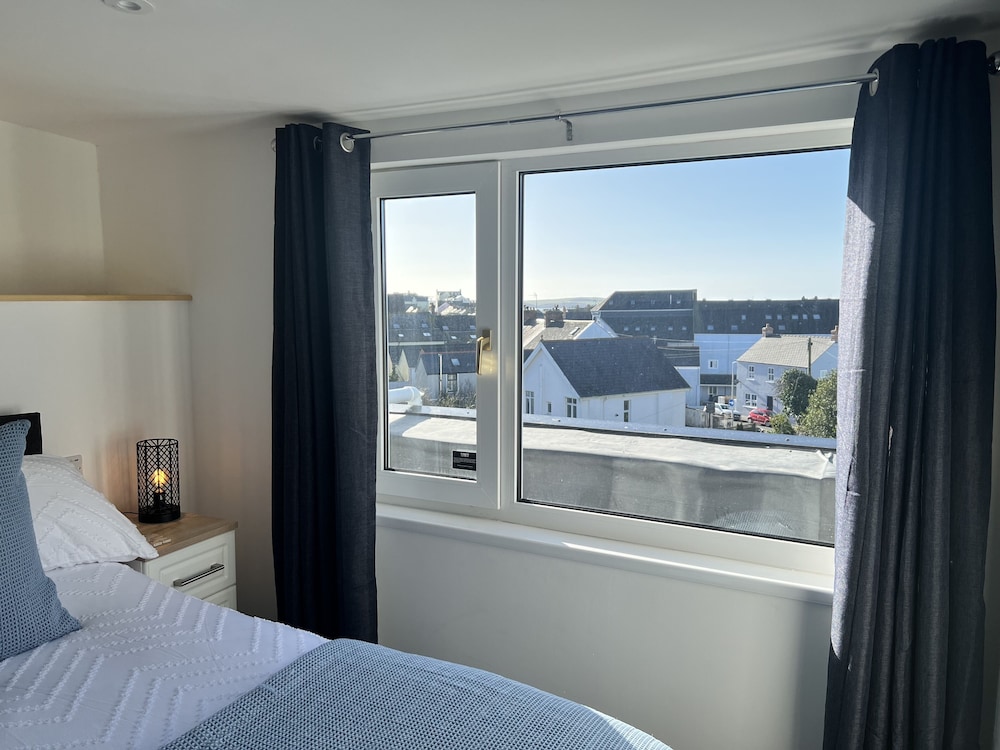 Premier, Suite, King Bed, Garden View
