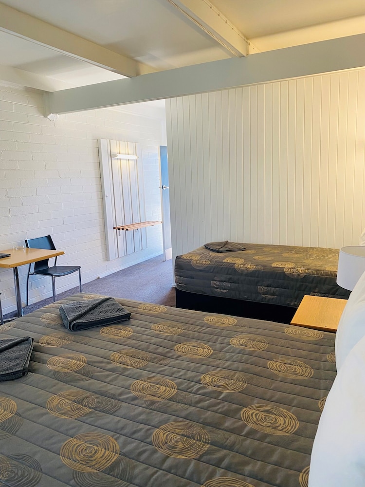 Rubicon Hotel-Motel 11/33
