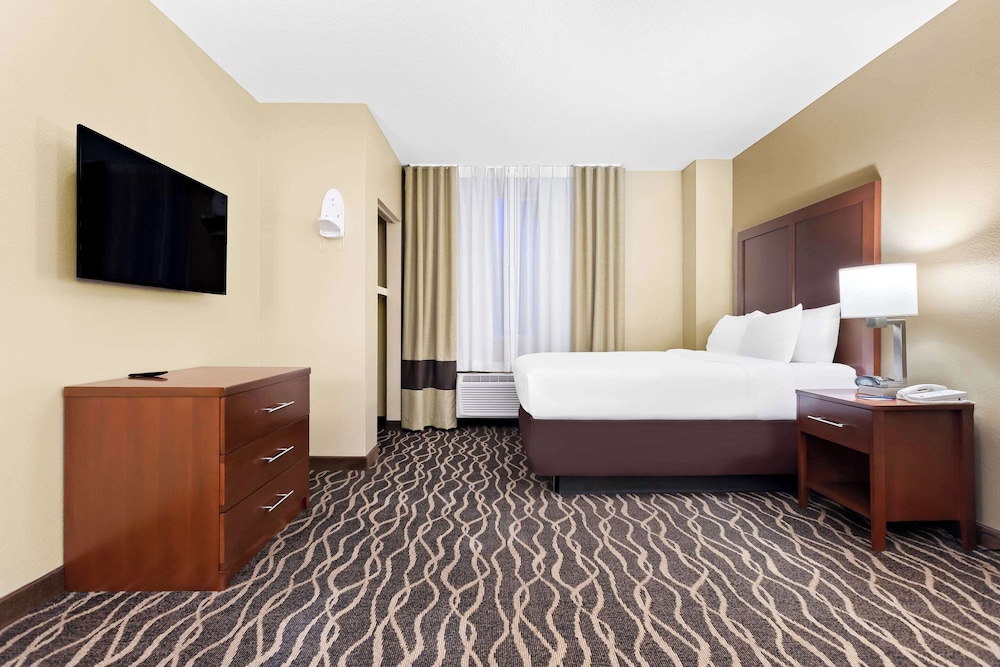 SUITE, QUEEN BED, ACCESSIBLE
