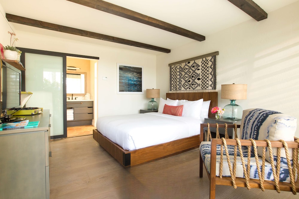 ROOM, QUEEN BED