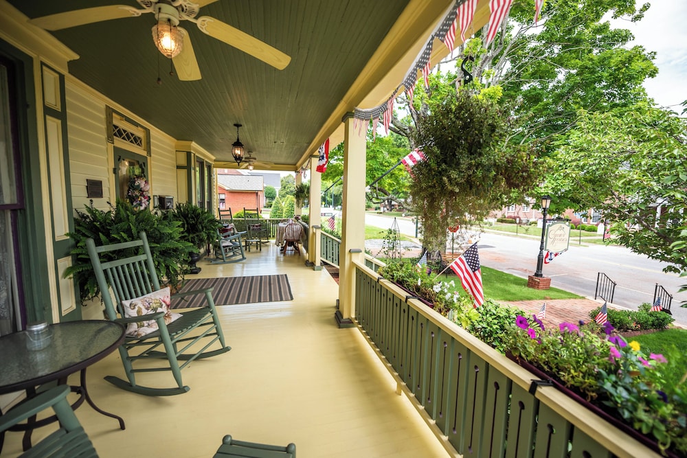 Carrier Houses Bed and Breakfast 10/60