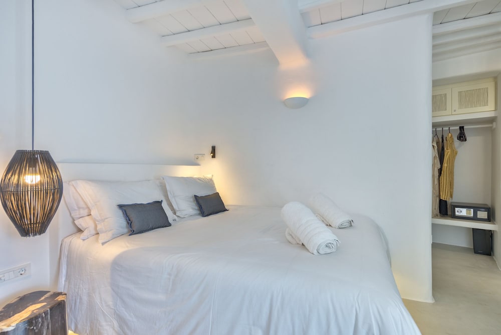 CAVE, SUITE, OUTDOOR JETTED TUB