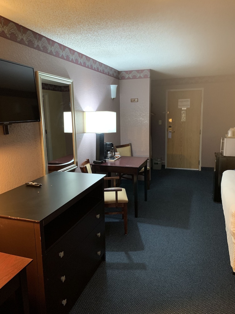 Lincoln Inn Express Hotel And Suites 28/28
