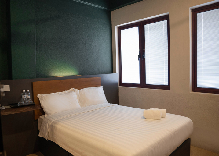 Standard, Queen Bed, No Window