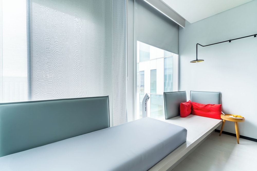 Gallery, Twin Beds