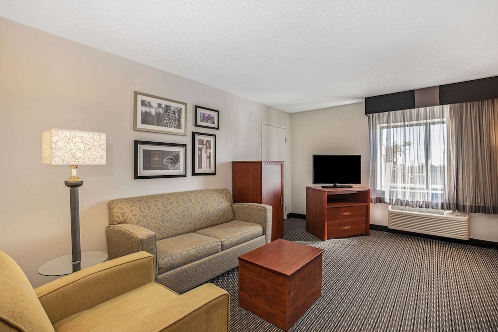 La Quinta Inn & Suites by Wyndham N Little Rock-McCain Mall 36/63