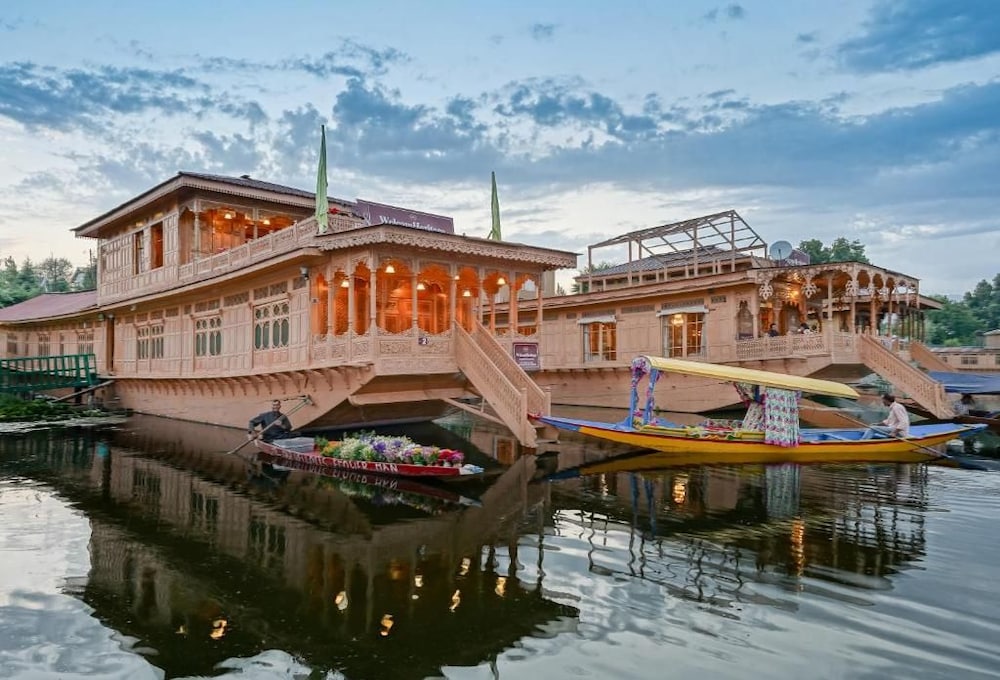 WelcomHeritage Gurkha Houseboats 33/35