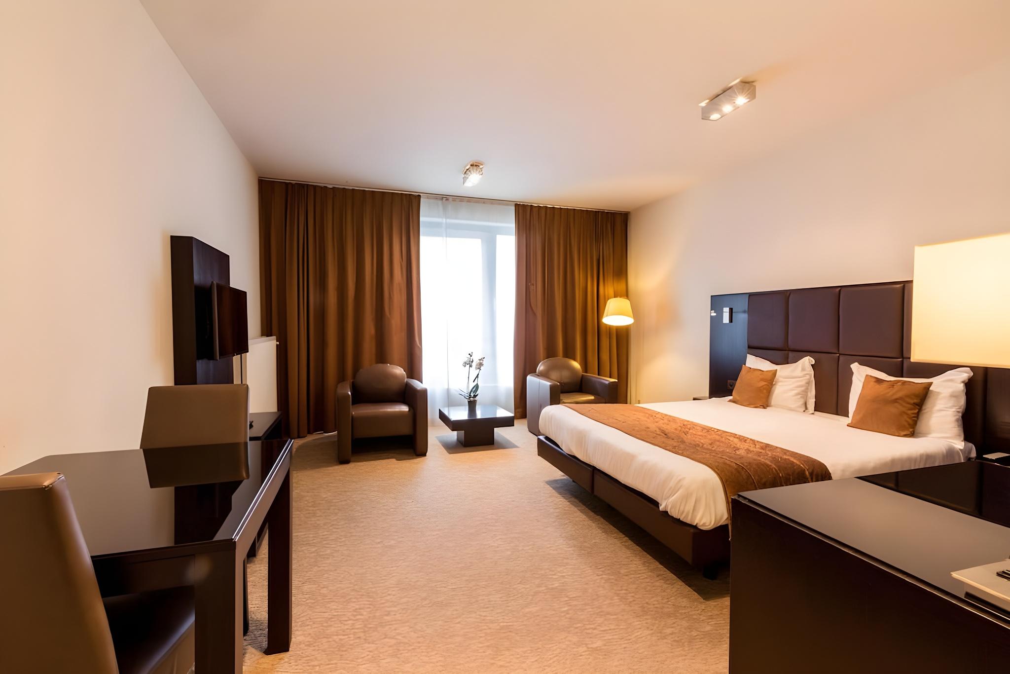 EXECUTIVE, STUDIO, SUITE, KITCHENETTE
