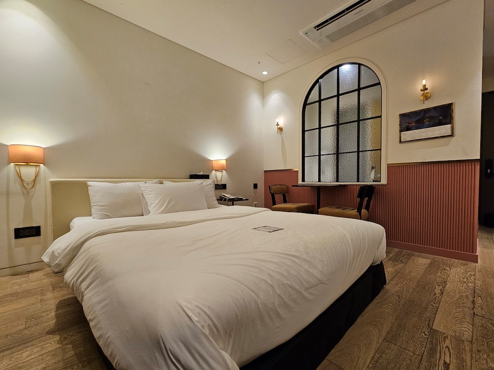 DELUXE, DOUBLE BED