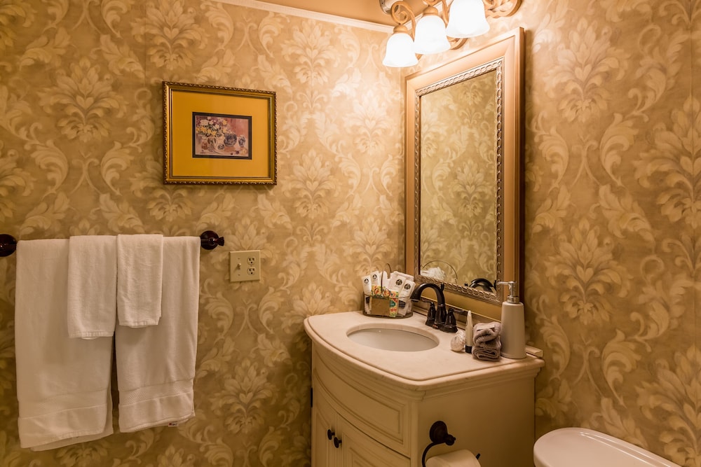 Amethyst Garden Inn 24/62