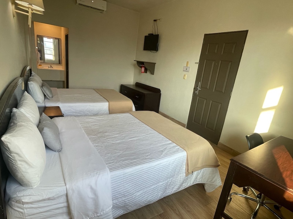 Hotel Plaza Del Arco Express 26/65