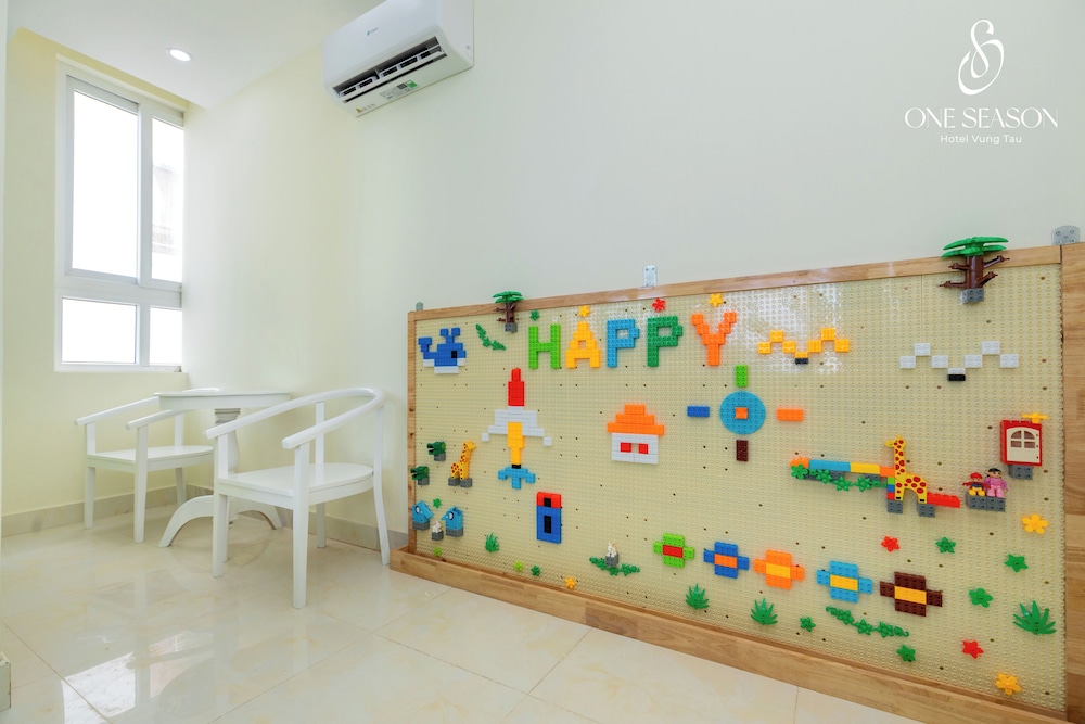 Ngoc Hanh Beach Hotel 64/75