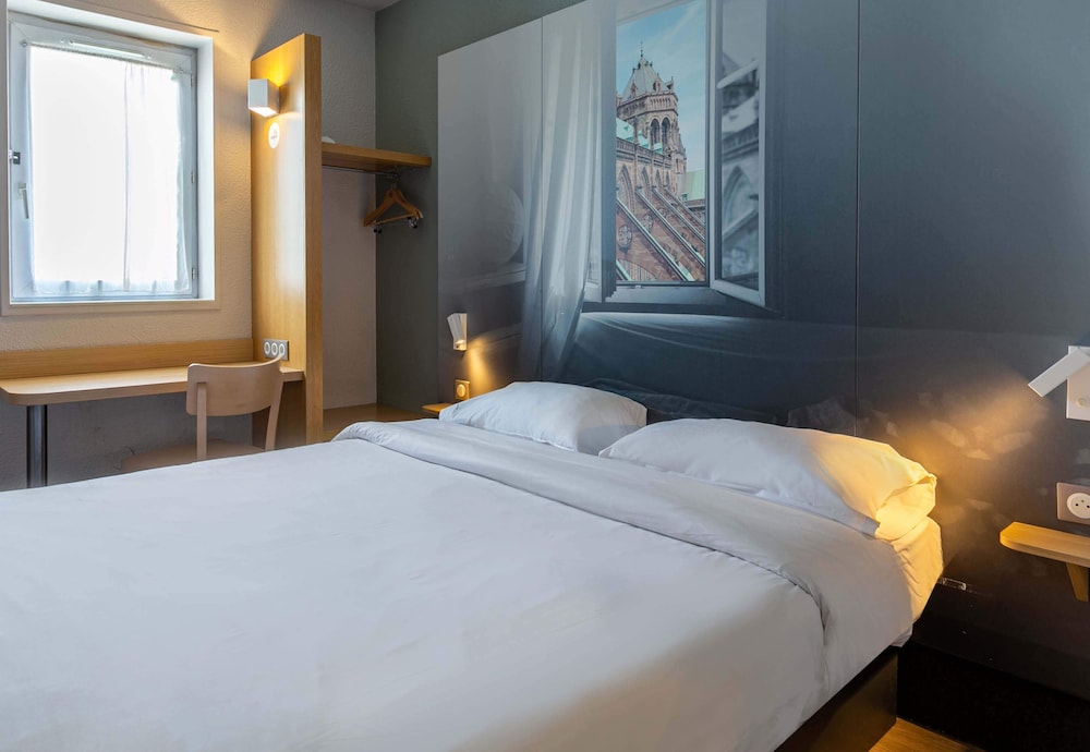 ROOM, DOUBLE BED