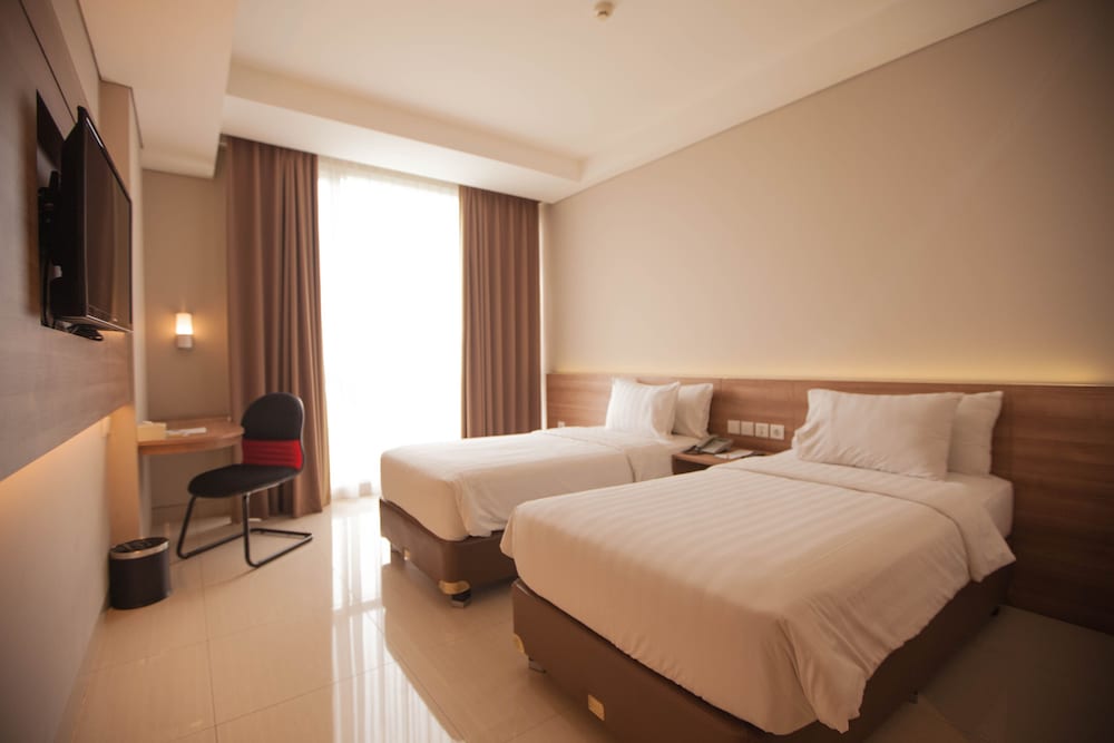 Sunday Hotel Antero Jababek 24/70