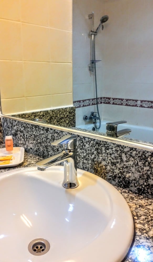 HOTEL GRAND CONTINENTAL KUCHING 88/89