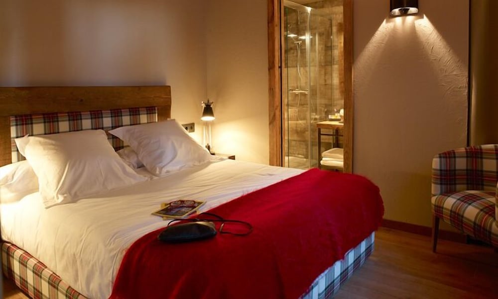 ROOM, SINGLE