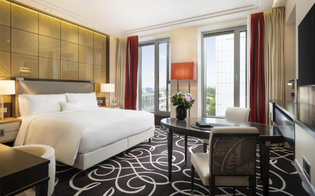2 BEDROOMS, CONNECTING, SUITE, CORNER