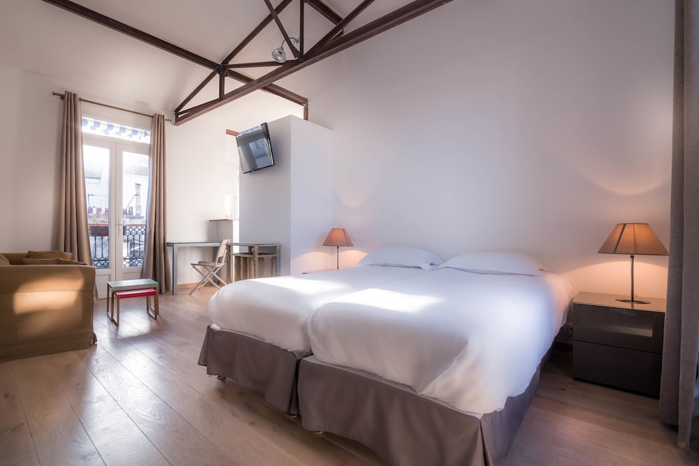 ROOM, TWIN BEDS
