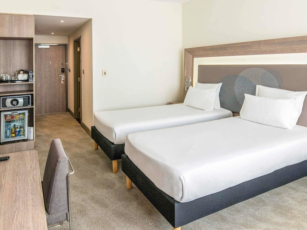 EXECUTIVE, QUEEN BED, SOFA