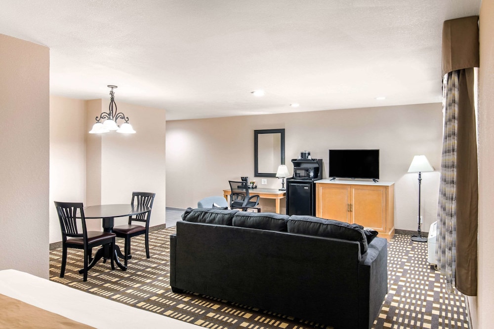 QUALITY INN AND SUITES PLANO EAST RICHARDSON 53/62