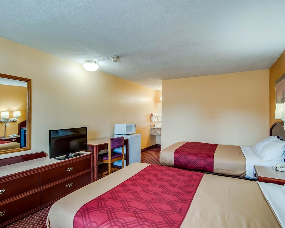 Econo Lodge Near Bluefield College 13/25