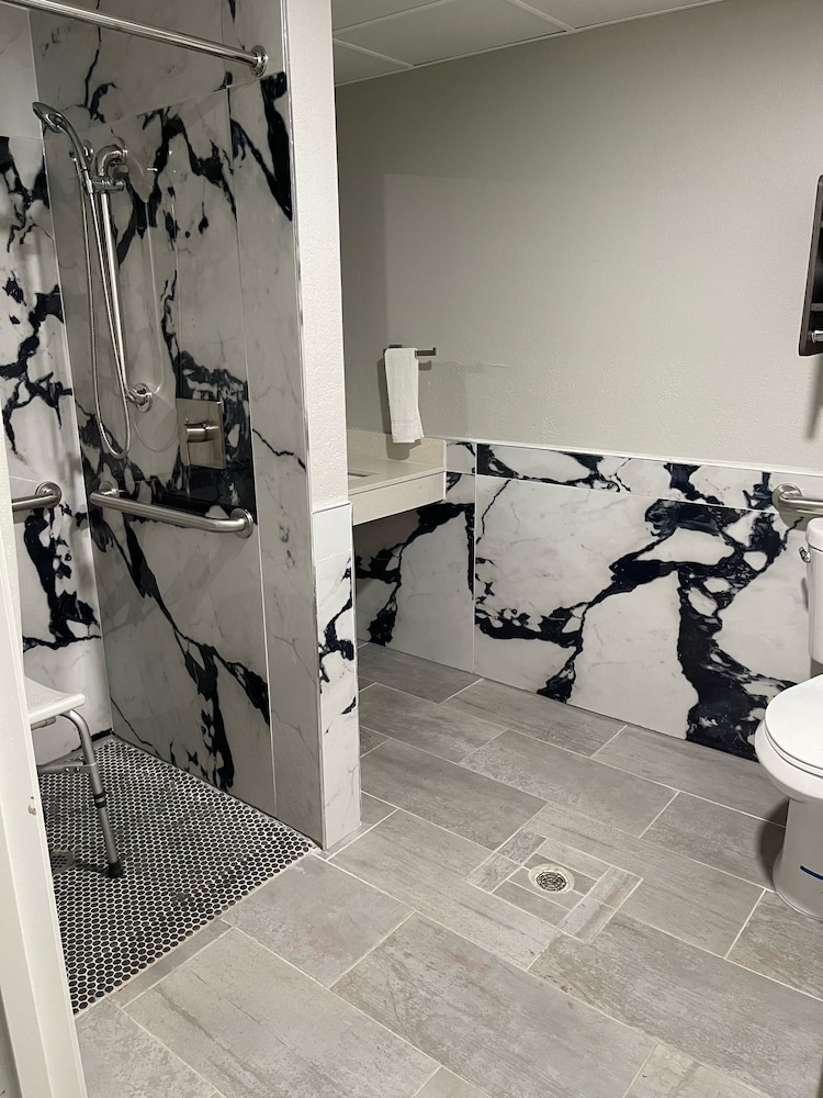 HomeTown Inn and Suites Belle Plaine 42/65