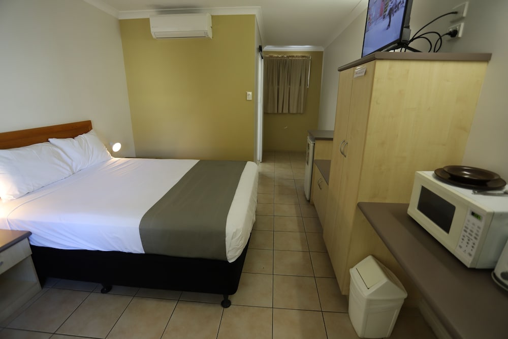 TROPIC COAST MOTEL 17/74