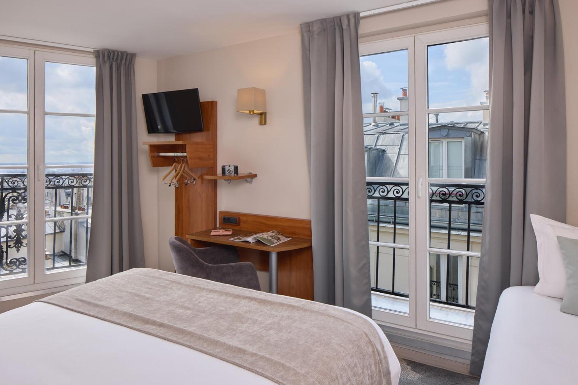 Superior, Triple, 1 Queen and 1 Single Bed, Eiffel View, Balcony