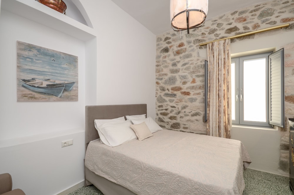 Naxos Center Houses 8/50