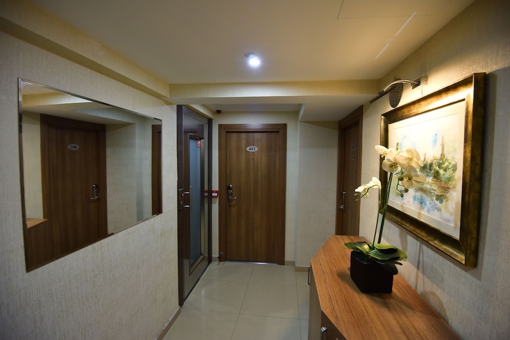 B Guest Hotel 49/66