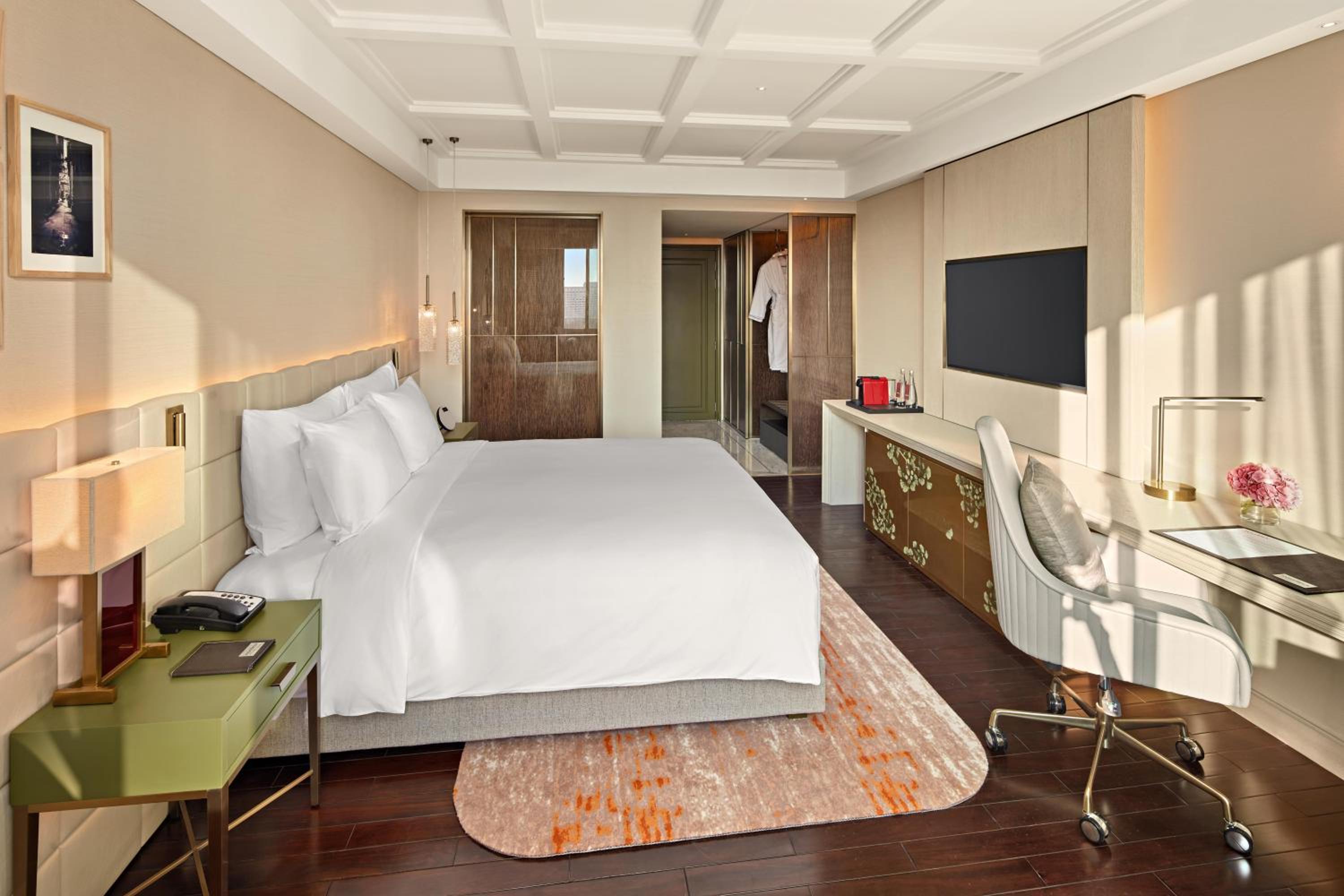 Executive, King Bed, Lounge Access, High Floor