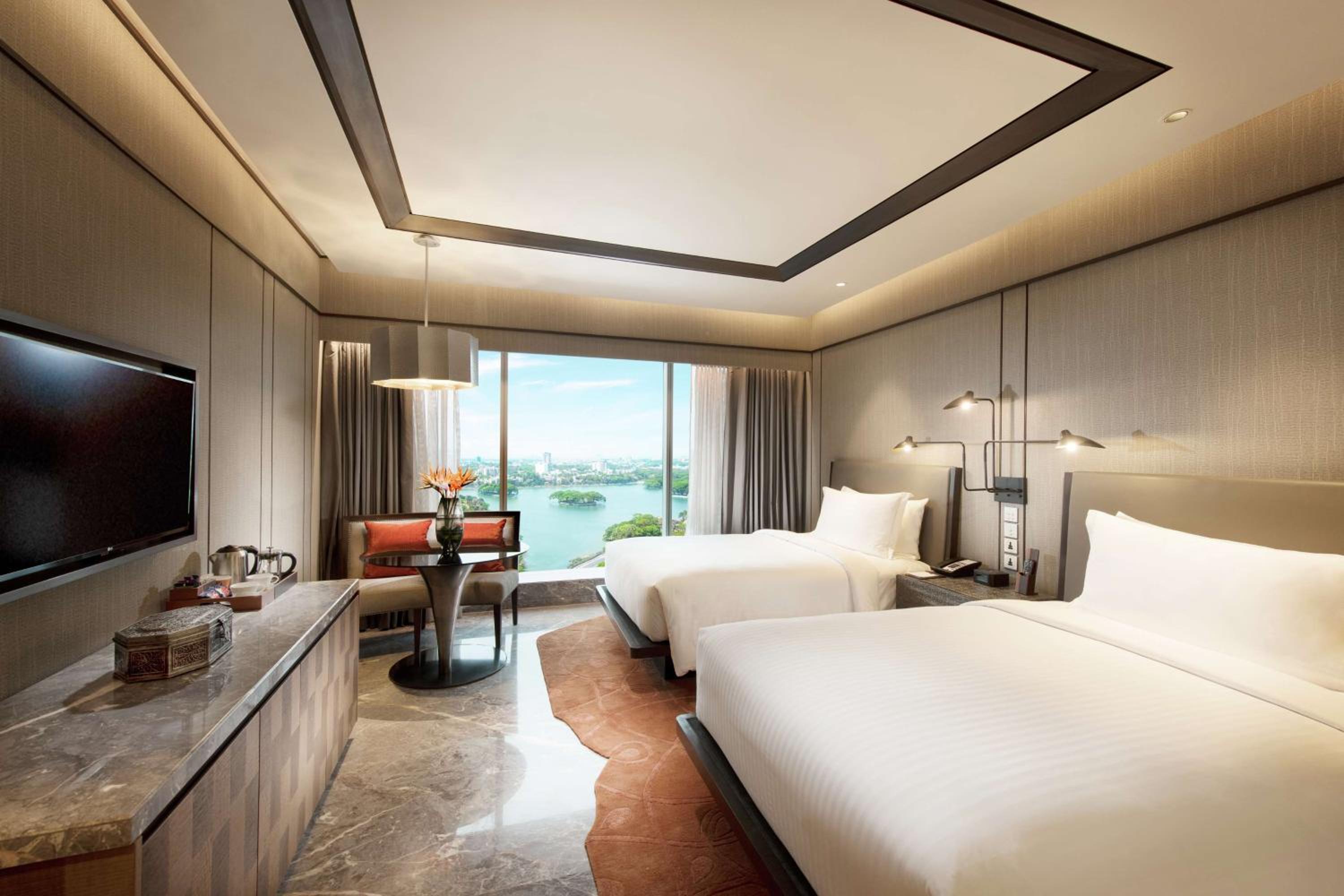 DELUXE, 2 QUEEN BEDS, LAKE VIEW, HIGH FLOOR
