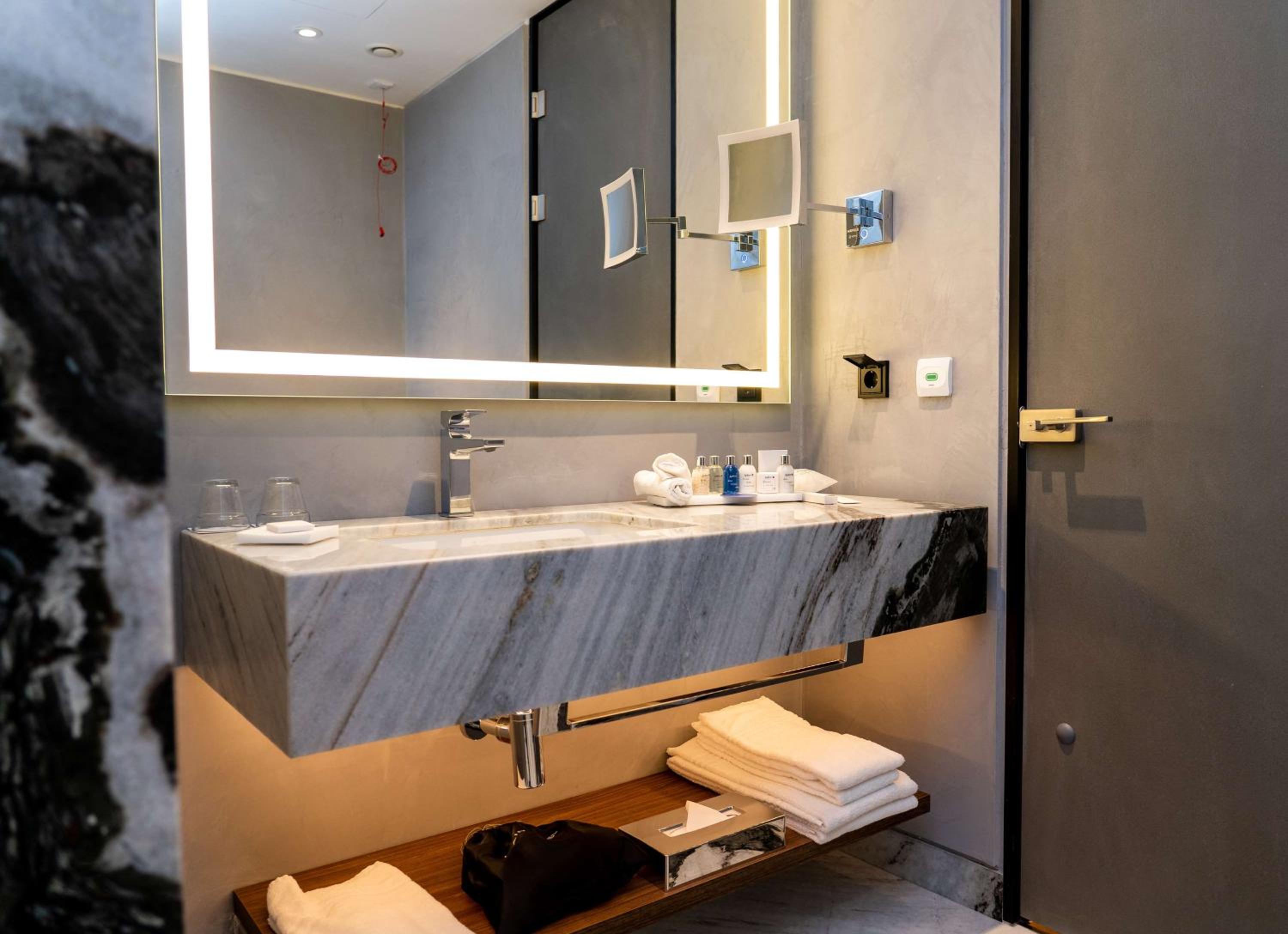 غرفة بريميوم بسرير مزدوج بإطلالة على المدينة، Radisson Blu Aurum Hotel Brasov 8/10