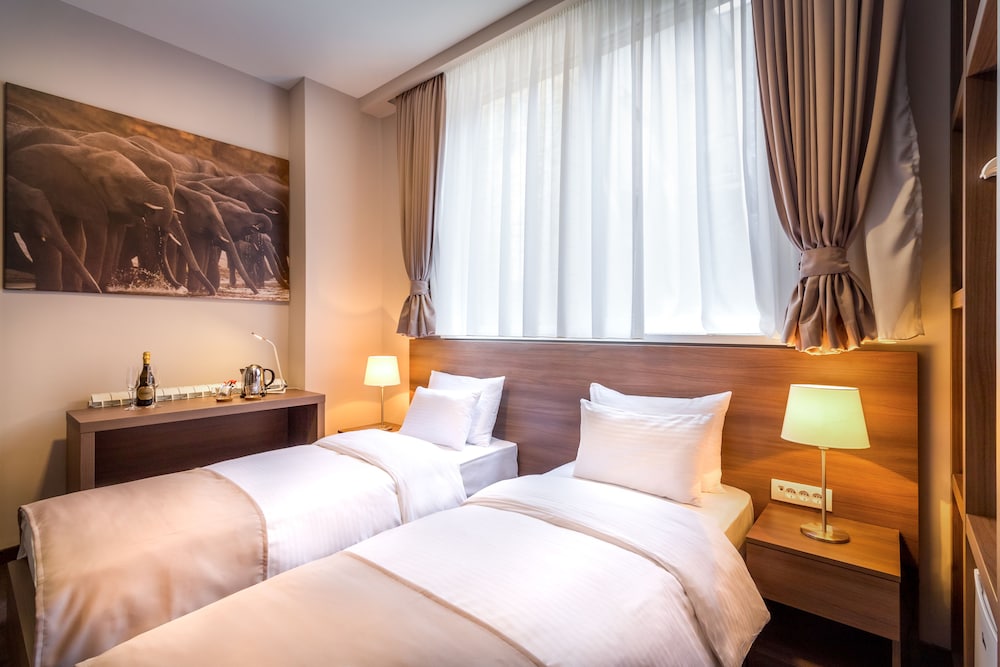 ROOM, DOUBLE OR TWIN BED