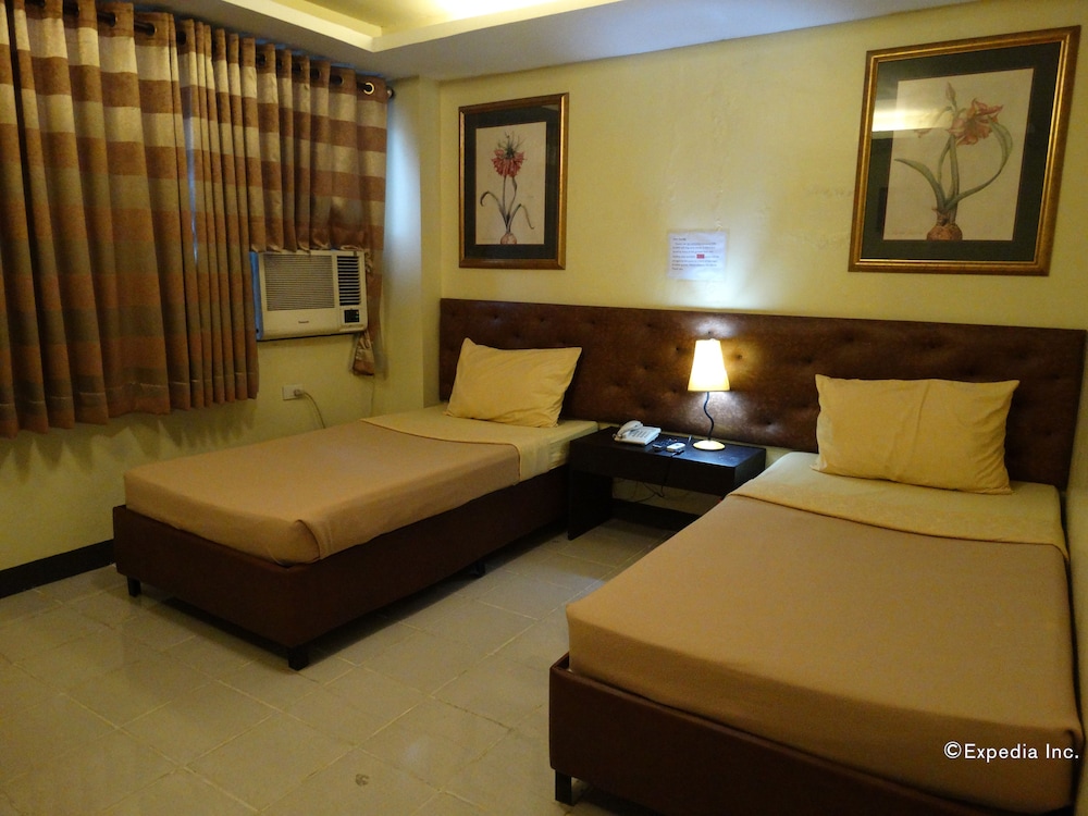 Silver Oaks Suite Hotel 13/25