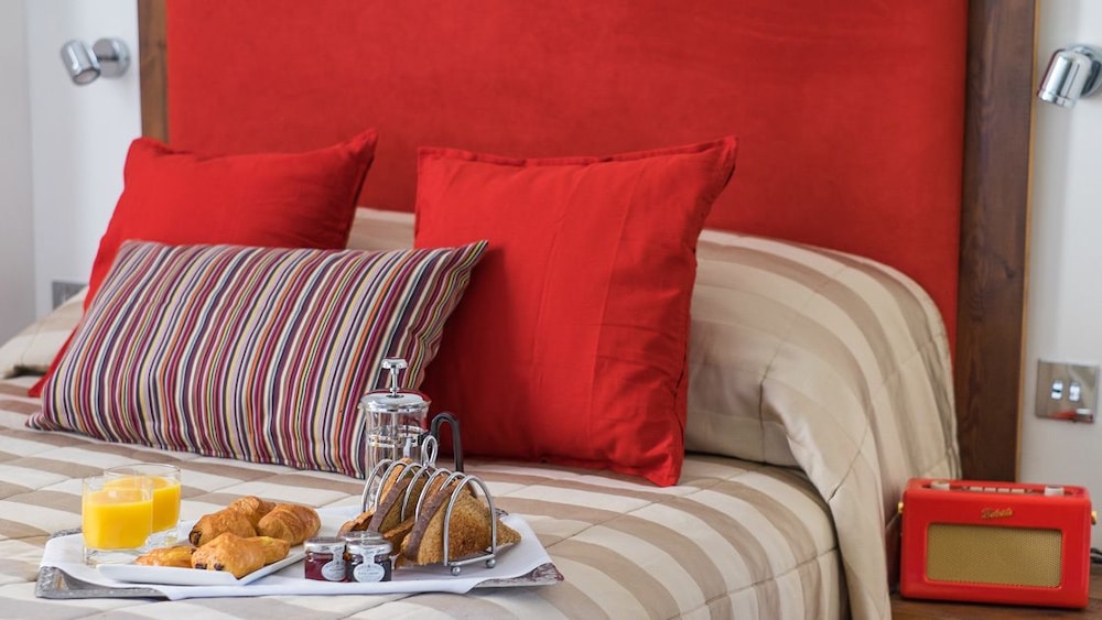 Berkeley Square Hotel 24/73