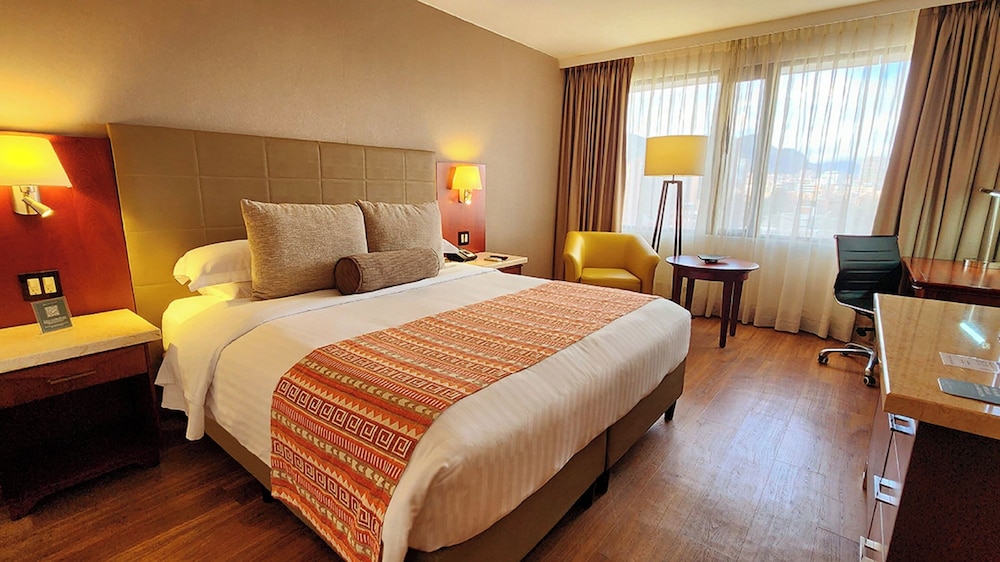 EXECUTIVE, KING BED