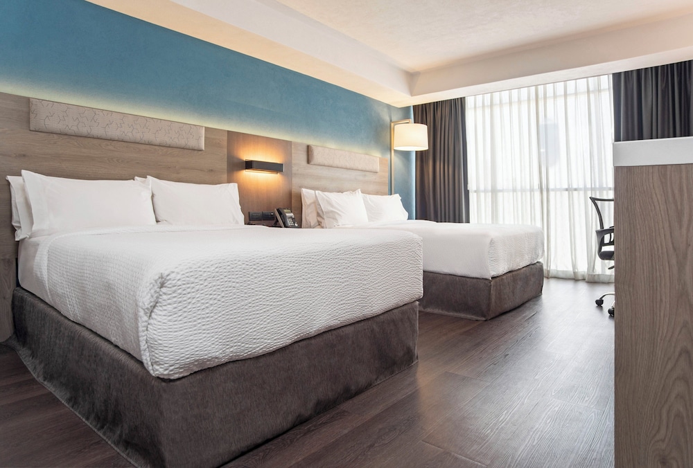 غرفة قياسية بسريرين مزدوجين لذوي الإعاقة