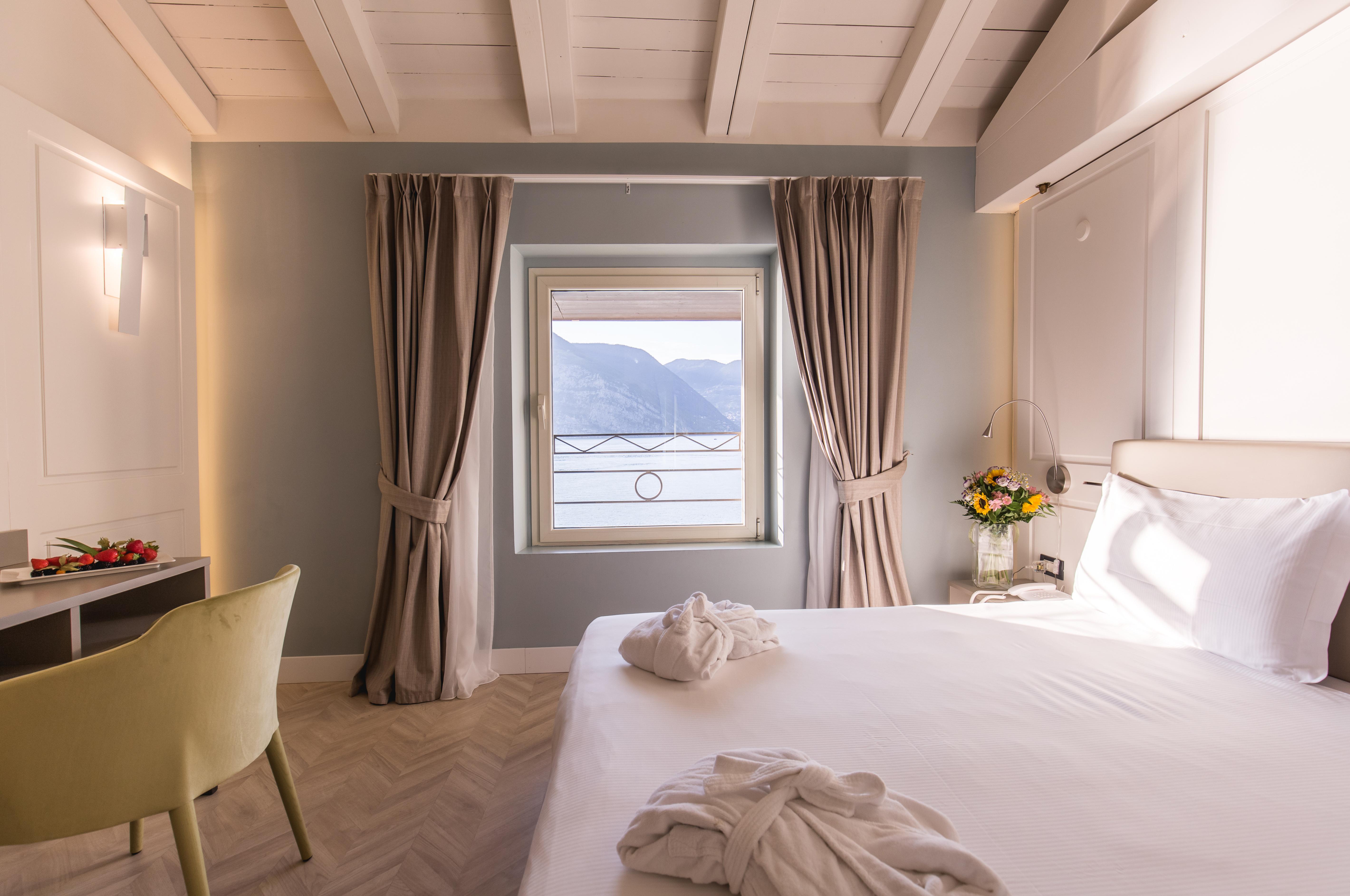 Deluxe, Lake View